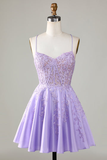 Corsé púrpura A-Line satinado corto Homecoming vestido con encaje